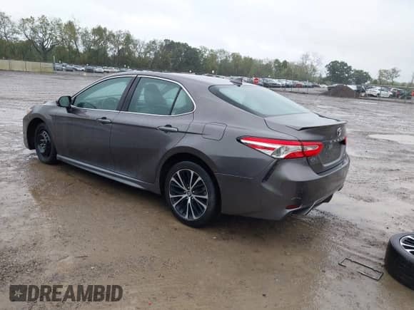2020 Toyota Camry SE z VIN 4T1G11AK7LU943920, wystawiony jako IAAI lot #43352053 z przebiegiem 99 718 mil mil oraz . Historia ofert i sprzedaży dostępna na DreamBid. Obrazek 3.