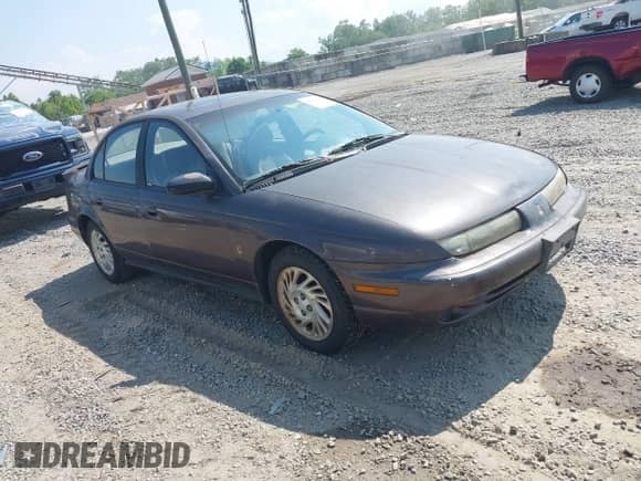 1999 Saturn SL z VIN 1G8ZK5272XZ225139, wystawiony jako IAAI lot #42662628 z przebiegiem 223 692 mil mil oraz . Historia ofert i sprzedaży dostępna na DreamBid. Obrazek 1.