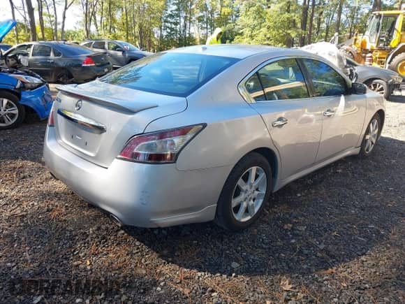 2012 Nissan Maxima SV z VIN 1N4AA5AP9CC835453, wystawiony jako IAAI lot #43478104 z przebiegiem 161 308 mil mil oraz . Historia ofert i sprzedaży dostępna na DreamBid. Obrazek 4.