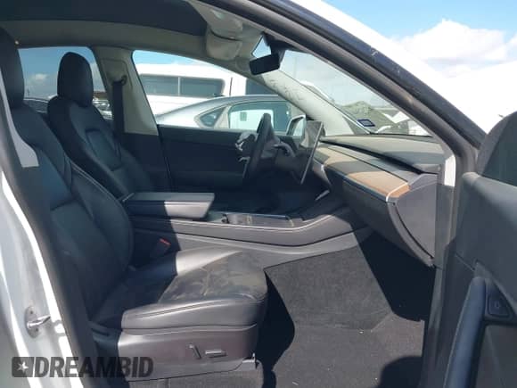2022 Tesla Model Y Long Range z VIN 7SAYGDEEXNF353853, wystawiony jako IAAI lot #42792563 z przebiegiem 84 692 mil mil oraz . Historia ofert i sprzedaży dostępna na DreamBid. Obrazek 5.