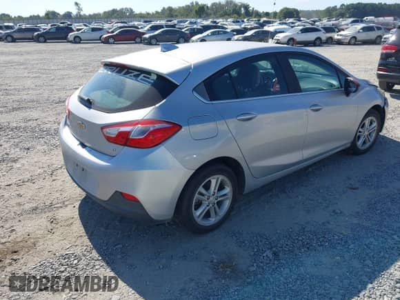 2018 Chevrolet Cruze LT z VIN 3G1BE6SM2JS558352, wystawiony jako IAAI lot #43300017 z przebiegiem 73 550 mil mil oraz . Historia ofert i sprzedaży dostępna na DreamBid. Obrazek 4.