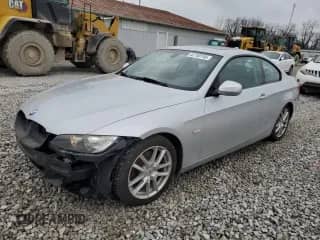2010 BMW 3 Series 328i z VIN WBAWB3C54AP139101, wystawiony jako Copart lot #52750745 z przebiegiem 113 755 mil mil oraz Szkoda całkowita • Salvage title. Historia ofert i sprzedaży dostępna na DreamBid. Obrazek 1.