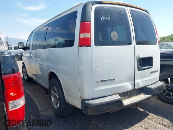 2006 Chevrolet City Express Cargo z VIN 1GNFH15T261166557, wystawiony jako IAAI lot #42566355 z przebiegiem 214 870 mil mil oraz . Historia ofert i sprzedaży dostępna na DreamBid. Obrazek 3.