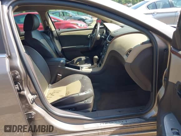 2012 Chevrolet Malibu LTZ z VIN 1G1ZG5E7XCF294023, wystawiony jako IAAI lot #42849791 z przebiegiem 99 989 mil mil oraz . Historia ofert i sprzedaży dostępna na DreamBid. Obrazek 5.