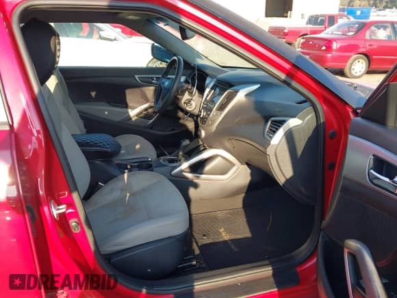 2013 Hyundai Veloster w/Black Int z VIN KMHTC6ADXDU149129, wystawiony jako IAAI lot #43274786 z przebiegiem 186 835 mil mil oraz . Historia ofert i sprzedaży dostępna na DreamBid. Obrazek 5.