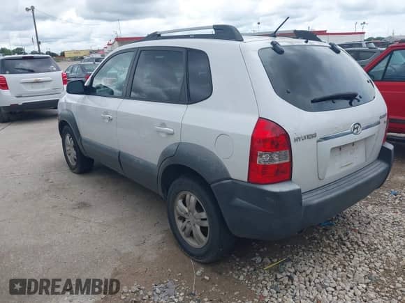 2008 Hyundai Tucson SE with VIN KM8JN12D68U801043, listed as a IAAI auction lot 42491615 with 155,655 mi miles and . Bid and sale history available at DreamBid. Image 3.