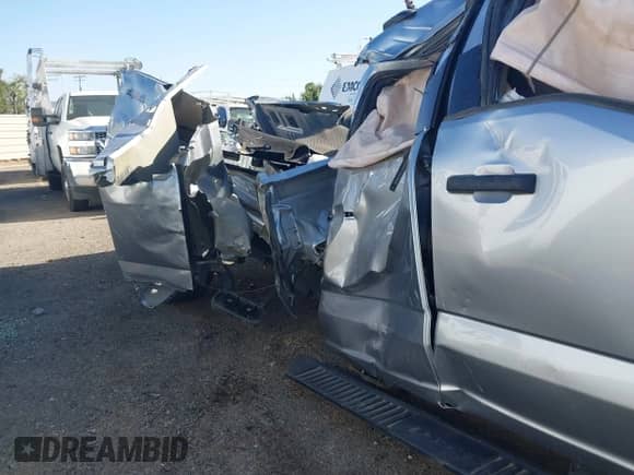 2024 Ford F-250 XL z VIN 1FT7W2BT0REE11320, wystawiony jako IAAI lot #43377193 z przebiegiem Nie podano mil oraz . Historia ofert i sprzedaży dostępna na DreamBid. Obrazek 6.