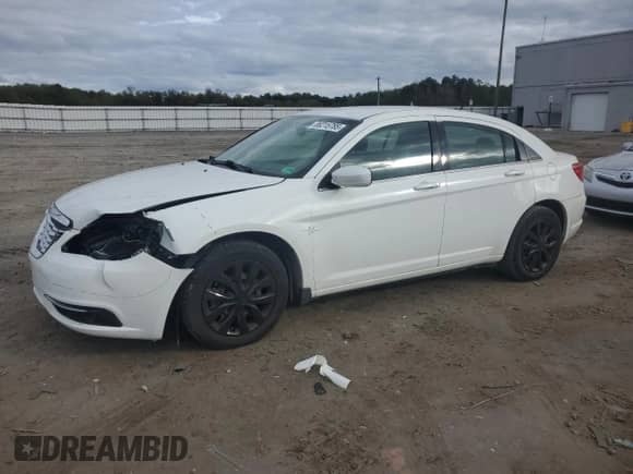 2014 Chrysler 200 LX with VIN 1C3CCBAB3EN123886, listed as a Copart auction lot 86215785 with 118,532 mi miles and Clean title. Bid and sale history available at DreamBid. Image 1.