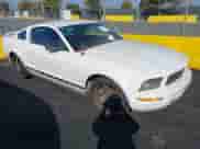 2005 Ford Mustang Deluxe z VIN 1ZVFT80NX55210351, wystawiony jako IAAI lot #43524546 z przebiegiem 203 300 mil mil oraz . Historia ofert i sprzedaży dostępna na DreamBid. Obrazek 1.