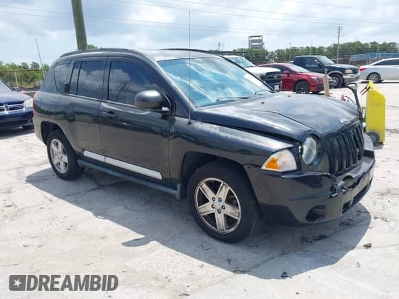 2010 Jeep Compass Sport z VIN 1J4NT1FBXAD621214, wystawiony jako IAAI lot #42227325 z przebiegiem 68 910 mil mil oraz . Historia ofert i sprzedaży dostępna na DreamBid. Obrazek 1.