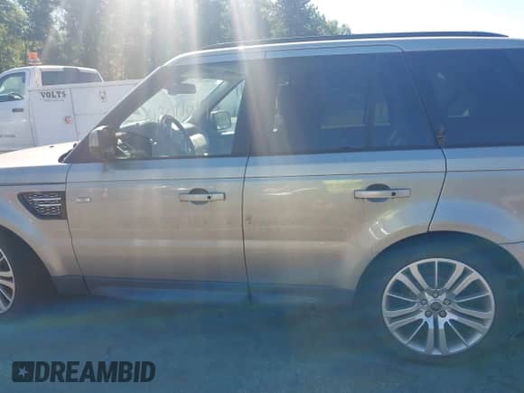 2013 Land Rover Range Rover Sport HSE Lux z VIN SALSK2D45DA810731, wystawiony jako IAAI lot #43011019 z przebiegiem 116 725 mil mil oraz . Historia ofert i sprzedaży dostępna na DreamBid. Obrazek 14.