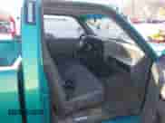 1996 Dodge Dakota SLT z VIN 1B7FL26X8TW706412, wystawiony jako IAAI lot #43067179 z przebiegiem 240 970 mil mil oraz . Historia ofert i sprzedaży dostępna na DreamBid. Obrazek 5.