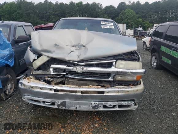 2001 Chevrolet Suburban LS z VIN 3GNFK16T11G215211, wystawiony jako Copart lot #55497355 z przebiegiem 277 816 mil mil oraz Szkoda całkowita • Salvage title. Historia ofert i sprzedaży dostępna na DreamBid. Obrazek 5.