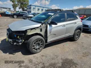 2022 Hyundai Kona Limited с VIN KM8K53A3XNU820537, выставлен на аукционе Copart как лот 70675615 с пробегом 49 308 миль миль и Списание • Salvage title. История ставок и продаж доступна на DreamBid. Изображение 1.