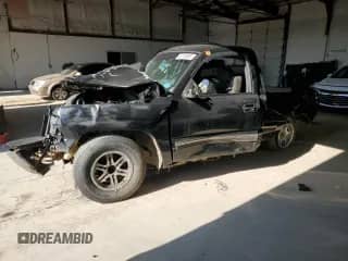 2002 Chevrolet Silverado 1500 с VIN 1GCEC14VX2Z101084, выставлен на аукционе Copart как лот 46170985 с пробегом Не указан миль и На запчасти • Non repairable. История ставок и продаж доступна на DreamBid. Изображение 1.