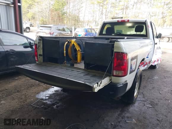 2019 Ram 1500 Tradesman z VIN 3C6JR6DTXKG580090, wystawiony jako IAAI lot #41623221 z przebiegiem 123 536 mil mil oraz . Historia ofert i sprzedaży dostępna na DreamBid. Obrazek 4.