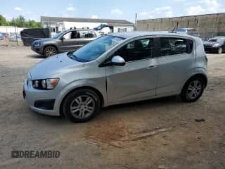 2013 Chevrolet Sonic LT z VIN 1G1JC6SG9D4212444, wystawiony jako Copart lot #71831615 z przebiegiem 287 134 mil mil oraz Nie do naprawy • Non repairable. Historia ofert i sprzedaży dostępna na DreamBid. Obrazek 1.