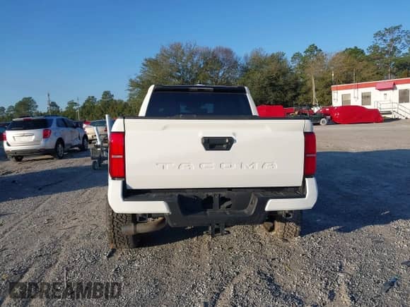 2024 Toyota Tacoma SR5 z VIN 3TMKB5FN9RM014265, wystawiony jako IAAI lot #41653742 z przebiegiem 4 772 mil mil oraz . Historia ofert i sprzedaży dostępna na DreamBid. Obrazek 17.