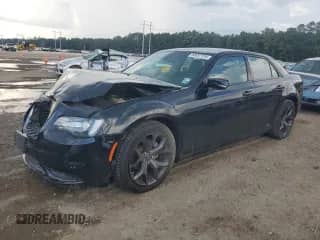2022 Chrysler 300 S с VIN 2C3CCABG2NH121012, выставлен на аукционе Copart как лот 69897155 с пробегом 70 974 миль миль и Списание • Salvage title. История ставок и продаж доступна на DreamBid. Изображение 1.
