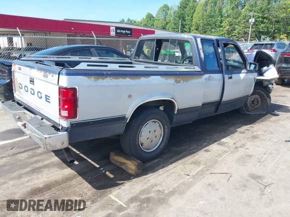 1990 Dodge Dakota z VIN 1B7FL23X0LS641390, wystawiony jako IAAI lot #42826429 z przebiegiem 186 919 mil mil oraz . Historia ofert i sprzedaży dostępna na DreamBid. Obrazek 4.