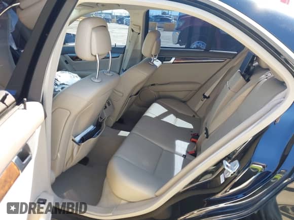 2014 Mercedes-Benz C 250 Sport с VIN WDDGF4HB3EG241520, выставлен на аукционе IAAI как лот 43016977 с пробегом 89 674 миль миль и . История ставок и продаж доступна на DreamBid. Изображение 8.