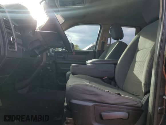 2013 Ram 1500 Express z VIN 1C6RR7FT9DS703511, wystawiony jako Copart lot #87063005 z przebiegiem 189 998 mil mil oraz Czysty tytuł • Clean title. Historia ofert i sprzedaży dostępna na DreamBid. Obrazek 7.