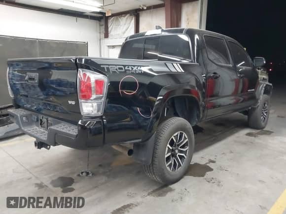 2023 Toyota Tacoma SR z VIN 3TMCZ5AN2PM574939, wystawiony jako IAAI lot #43279479 z przebiegiem 29 535 mil mil oraz . Historia ofert i sprzedaży dostępna na DreamBid. Obrazek 4.