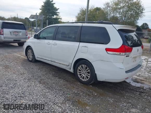 2012 Toyota Sienna XLE with VIN 5TDYK3DC4CS231407, listed as a IAAI auction lot 43531271 with 382,802 mi miles and . Bid and sale history available at DreamBid. Image 3.
