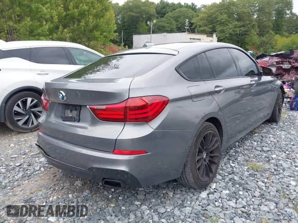 2015 BMW 5 Series 550i Gran Turismo xDrive z VIN WBA5M0C59FD085100, wystawiony jako IAAI lot #43015095 z przebiegiem 128 695 mil mil oraz . Historia ofert i sprzedaży dostępna na DreamBid. Obrazek 4.