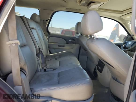 2008 Chevrolet Tahoe z VIN 1GNFC13598R225532, wystawiony jako Copart lot #81133964 z przebiegiem 226 482 mil mil oraz Czysty tytuł • Clean title. Historia ofert i sprzedaży dostępna na DreamBid. Obrazek 11.