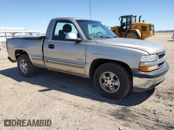 2000 Chevrolet Silverado 1500 LS with VIN 1GCEC14W6YZ253008, listed as a Copart auction lot 56347145 with 376,076 mi miles and Salvage title. Bid and sale history available at DreamBid. Image 4.