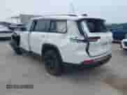 2023 Jeep Grand Cherokee Limited z VIN 1C4RJKBG8P8889099, wystawiony jako IAAI lot #42398911 z przebiegiem 27 998 mil mil oraz . Historia ofert i sprzedaży dostępna na DreamBid. Obrazek 3.