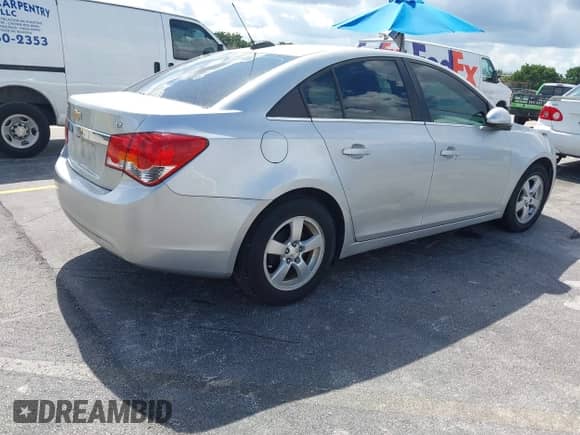 2016 Chevrolet Cruze LT z VIN 1G1PE5SB4G7155818, wystawiony jako IAAI lot #43511669 z przebiegiem 83 792 mil mil oraz . Historia ofert i sprzedaży dostępna na DreamBid. Obrazek 4.