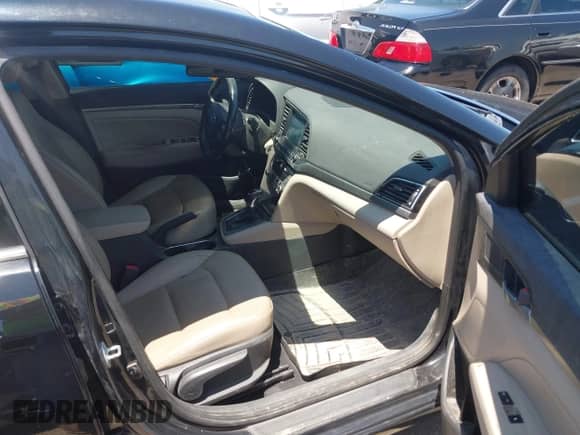 2017 Hyundai Elantra SE z VIN 5NPD84LF7HH113993, wystawiony jako IAAI lot #42429007 z przebiegiem 130 464 mil mil oraz . Historia ofert i sprzedaży dostępna na DreamBid. Obrazek 5.