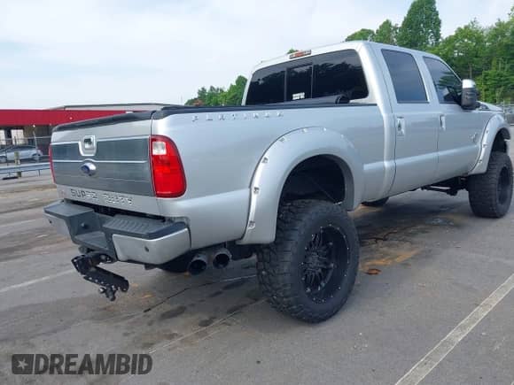 2015 Ford F-250 Lariat z VIN 1FT7W2BT3FEA37930, wystawiony jako IAAI lot #42492049 z przebiegiem 108 256 mil mil oraz . Historia ofert i sprzedaży dostępna na DreamBid. Obrazek 4.