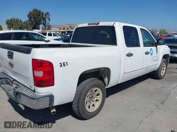 2012 Chevrolet Silverado 1500 LS z VIN 3GCPCREA5CG195542, wystawiony jako IAAI lot #42394304 z przebiegiem 246 628 mil mil oraz . Historia ofert i sprzedaży dostępna na DreamBid. Obrazek 4.