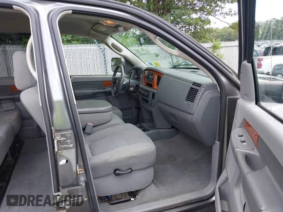 2006 Dodge 2500 Laramie z VIN 3D7KS29C16G268190, wystawiony jako IAAI lot #42744595 z przebiegiem 158 382 mil mil oraz . Historia ofert i sprzedaży dostępna na DreamBid. Obrazek 5.