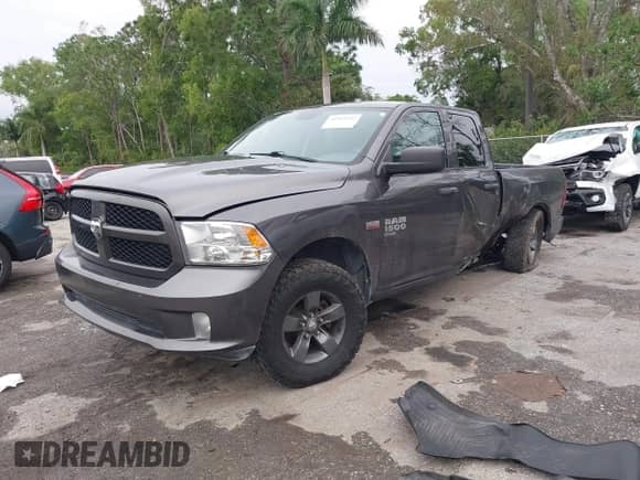2019 Ram 1500 Express z VIN 1C6RR7FT4KS636345, wystawiony jako IAAI lot #41413262 z przebiegiem 92 981 mil mil oraz . Historia ofert i sprzedaży dostępna na DreamBid. Obrazek 2.