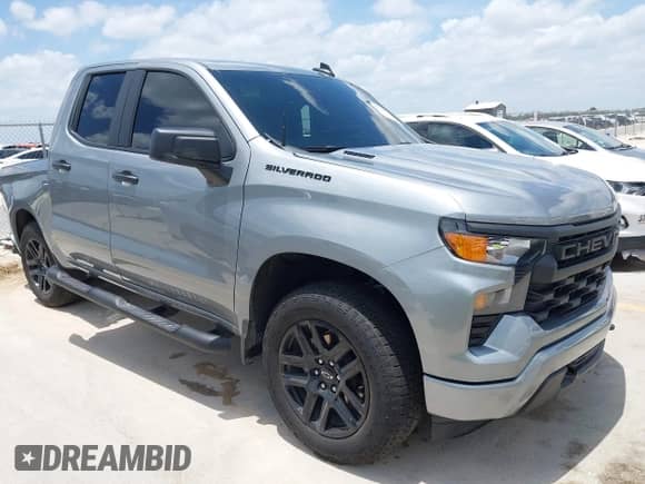 2025 Chevrolet Silverado 1500 z VIN 1GCRKBEK0SZ264681, wystawiony jako IAAI lot #42570981 z przebiegiem 4 783 mil mil oraz . Historia ofert i sprzedaży dostępna na DreamBid. Obrazek 1.