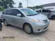 2017 Toyota Sienna XLE z VIN 5TDDZ3DC4HS156256, wystawiony jako IAAI lot #42695568 z przebiegiem 266 665 mil mil oraz . Historia ofert i sprzedaży dostępna na DreamBid. Obrazek 1.