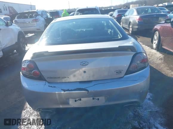 2008 Hyundai Tiburon GS z VIN KMHHM66D58U275433, wystawiony jako IAAI lot #41325486 z przebiegiem 266 121 mil mil oraz . Historia ofert i sprzedaży dostępna na DreamBid. Obrazek 16.