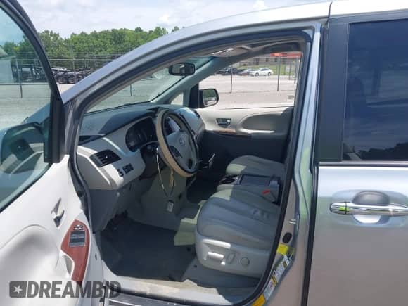 2012 Toyota Sienna XLE z VIN 5TDDK3DCXCS032053, wystawiony jako IAAI lot #42423082 z przebiegiem 338 112 mil mil oraz . Historia ofert i sprzedaży dostępna na DreamBid. Obrazek 5.