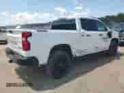 2024 Chevrolet Silverado 1500 Custom Trail Boss z VIN 3GCUDCE89RG392815, wystawiony jako Copart lot #70260445 z przebiegiem 29 021 mil mil oraz Szkoda całkowita • Salvage title. Historia ofert i sprzedaży dostępna na DreamBid. Obrazek 3.