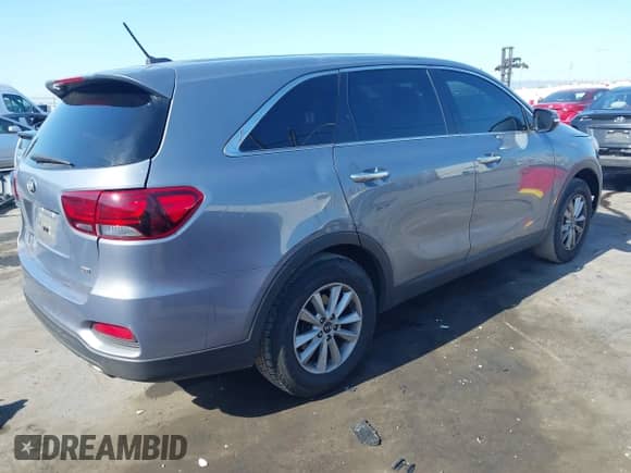 2020 Kia Sorento LX z VIN 5XYPG4A3XLG656974, wystawiony jako IAAI lot #42232165 z przebiegiem 115 624 mil mil oraz . Historia ofert i sprzedaży dostępna na DreamBid. Obrazek 4.