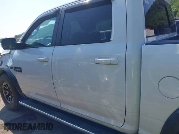 2017 Ram 1500 Rebel z VIN 1C6RR7YT7HS595604, wystawiony jako IAAI lot #42568201 z przebiegiem 130 071 mil mil oraz . Historia ofert i sprzedaży dostępna na DreamBid. Obrazek 14.