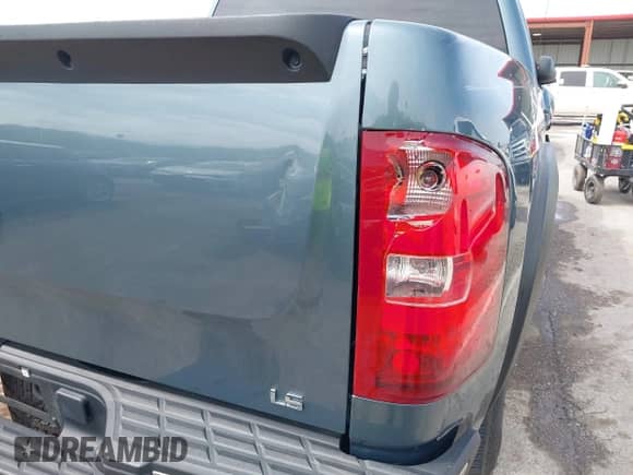 2011 Chevrolet Silverado 1500 LS z VIN 3GCPKREA9BG247515, wystawiony jako IAAI lot #42021206 z przebiegiem 129 046 mil mil oraz . Historia ofert i sprzedaży dostępna na DreamBid. Obrazek 18.