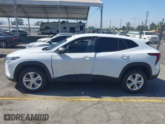 2025 Chevrolet Trax LS z VIN KL77LFEPXSC223210, wystawiony jako IAAI lot #42852006 z przebiegiem 21 384 mil mil oraz . Historia ofert i sprzedaży dostępna na DreamBid. Obrazek 14.