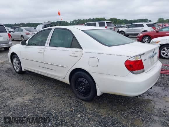 2005 Toyota Camry LE with VIN 4T1BF30K05U085637, listed as a IAAI auction lot 42912566 with 230,456 mi miles and . Bid and sale history available at DreamBid. Image 3.