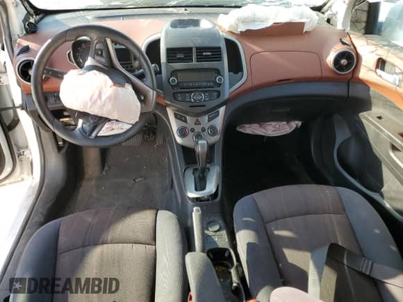 2014 Chevrolet Sonic LT z VIN 1G1JC6SGXE4103170, wystawiony jako Copart lot #67769315 z przebiegiem Nie podano mil oraz Szkoda całkowita • Salvage title. Historia ofert i sprzedaży dostępna na DreamBid. Obrazek 8.