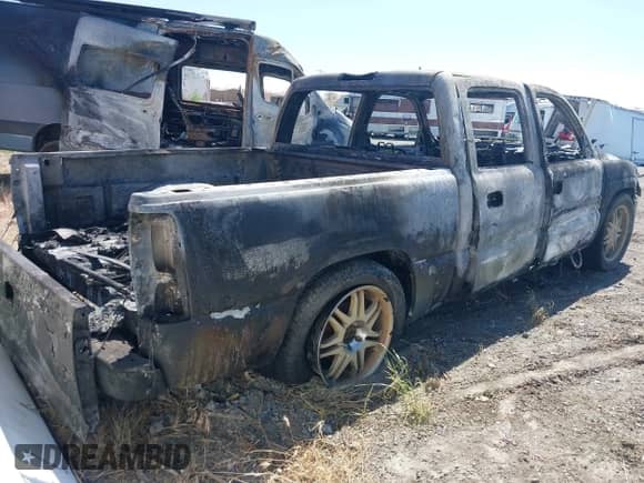 2006 GMC Sierra 1500 SL z VIN 2GTEC13V461343983, wystawiony jako IAAI lot #42374701 z przebiegiem Nie podano mil oraz . Historia ofert i sprzedaży dostępna na DreamBid. Obrazek 4.